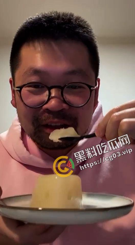 毁三观！精液爱好者收集来自十几个朋友150毫升的精液做成自己的生日蛋糕-9
