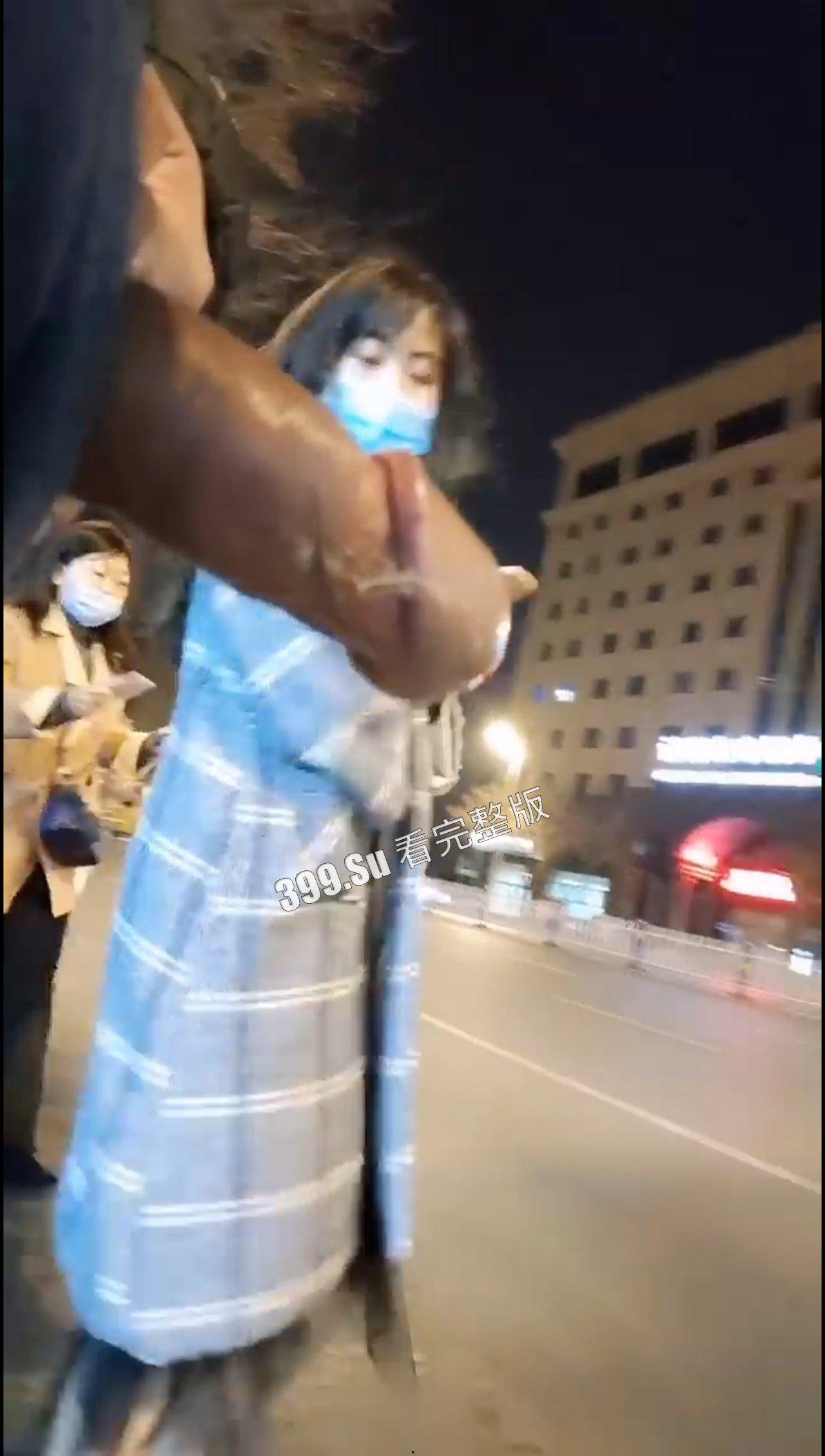 国产大变态街射  小鸡吧都快要递到人家嘴边了  给小仙女们吓的一激灵-3