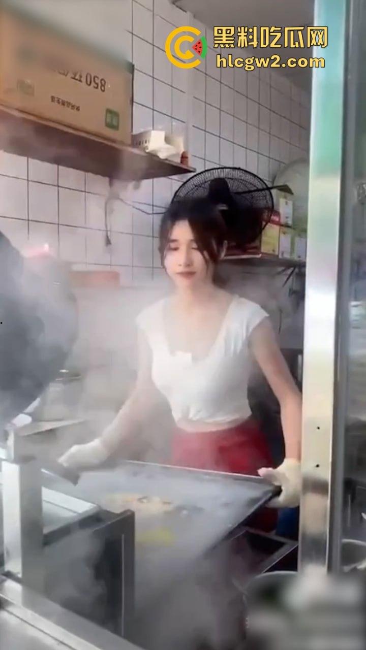 这么卷吗？广东中山市网红店【肠粉姐姐】黑丝长腿大美女现在卖肠粉都需要低胸职业装-6