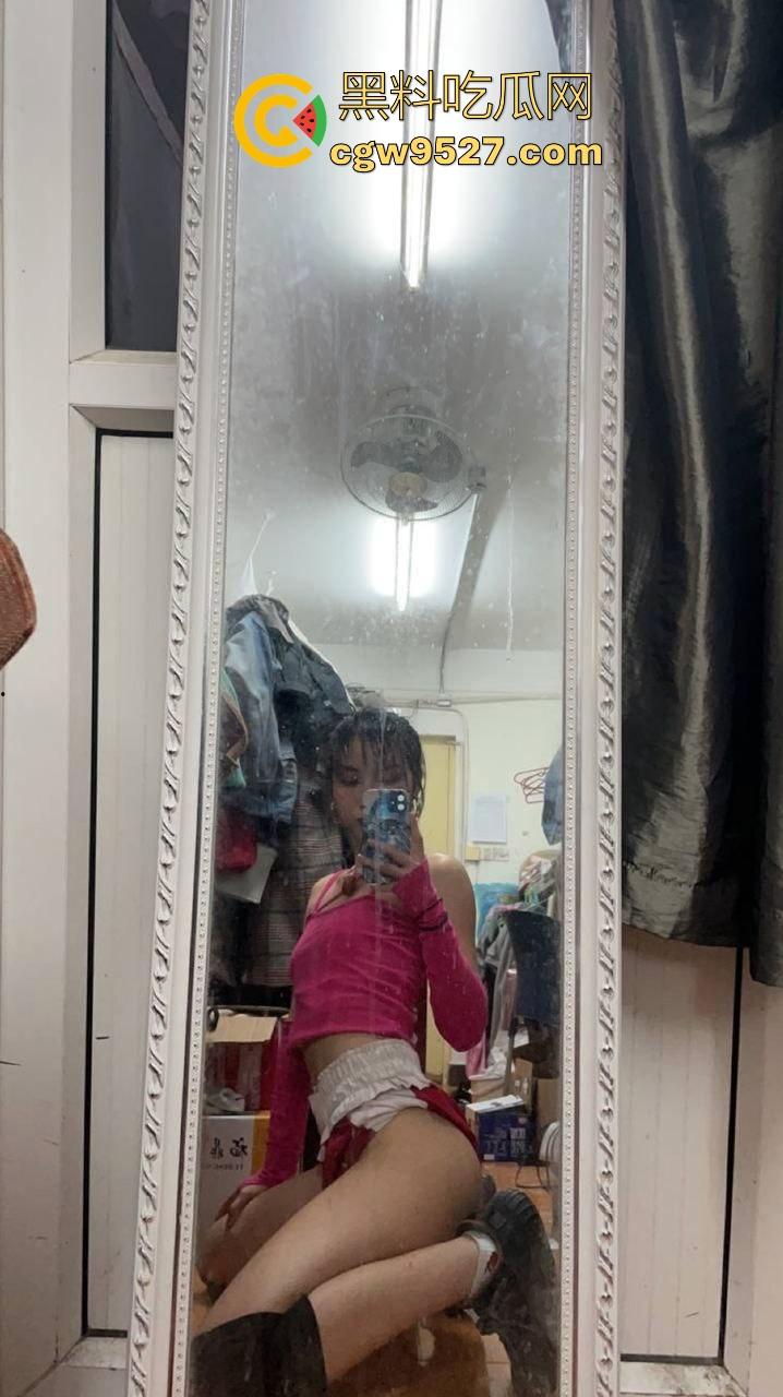 广东轻工职业技术职业学院，大胆情侣校园大胆户外做爱，完全无视众人，激情骑乘，年轻人会玩！-1