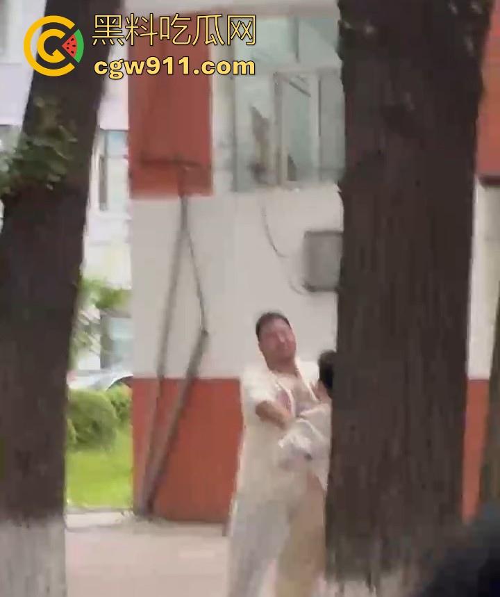 黑龙江佳木斯大学男同出轨被抓，大胖熊现场理论要说法，还高喊着 “逼好紧啊 来插我”，太辣眼睛了！-1