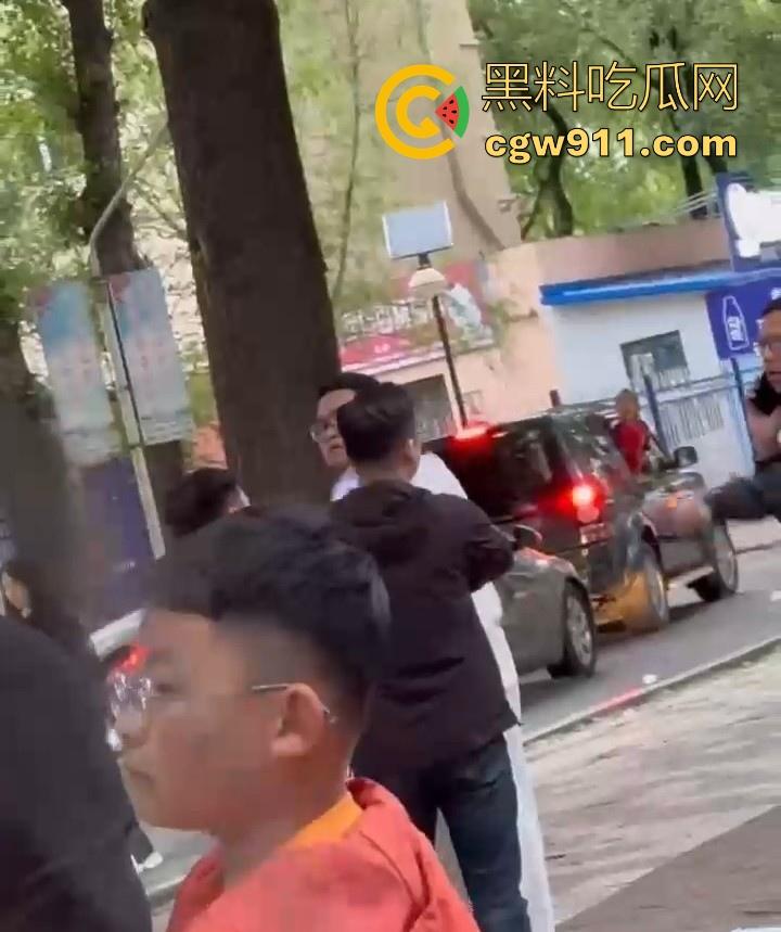 黑龙江佳木斯大学男同出轨被抓，大胖熊现场理论要说法，还高喊着 “逼好紧啊 来插我”，太辣眼睛了！-3