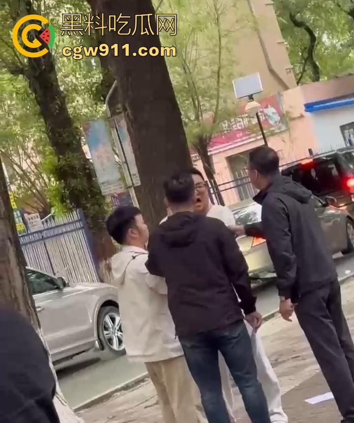 黑龙江佳木斯大学男同出轨被抓，大胖熊现场理论要说法，还高喊着 “逼好紧啊 来插我”，太辣眼睛了！-4