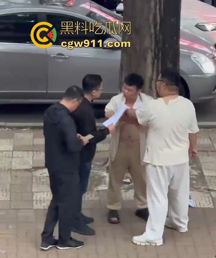 黑龙江佳木斯大学男同出轨被抓，大胖熊现场理论要说法，还高喊着 “逼好紧啊 来插我”，太辣眼睛了！-6