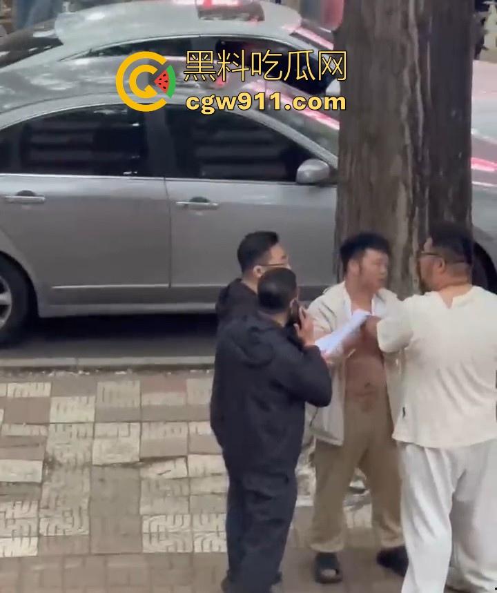 黑龙江佳木斯大学男同出轨被抓，大胖熊现场理论要说法，还高喊着 “逼好紧啊 来插我”，太辣眼睛了！-8