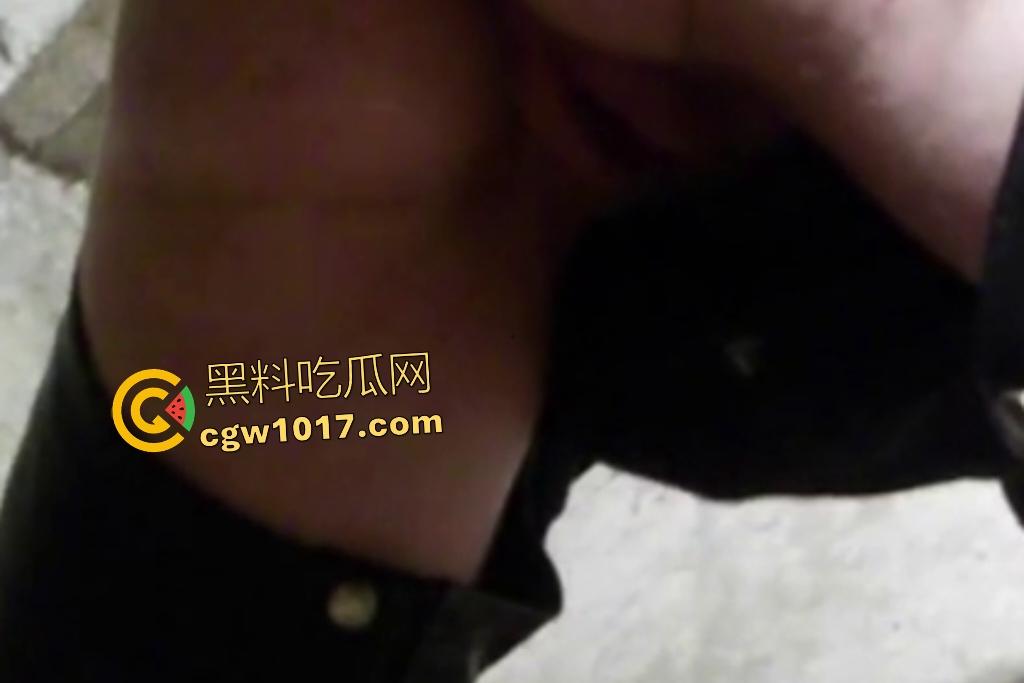 女主人用骚逼安慰发情马儿，大鸡巴插几分钟射精，戴套不过瘾还要换马射满子宫，马儿心想：就插这么点，跟我玩呢！-7